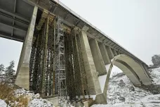 Šmejkalka má provizorní podpěru. Vydržet má do roku 2024, kdy začne oprava mostu