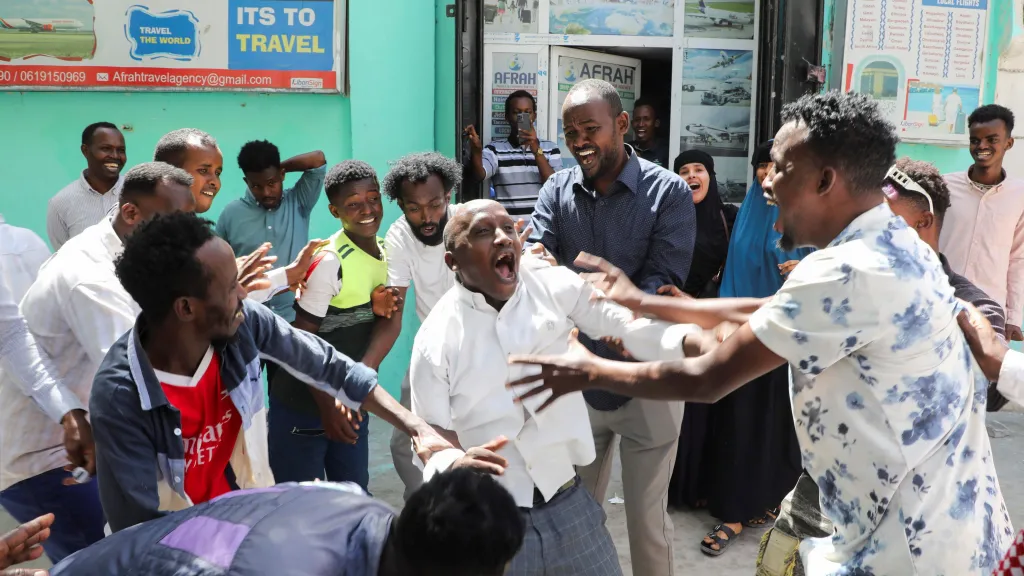 Somálci vyšli do ulic poté, co Izrael jako první země na světě uznal nezávislost Somalilandu (27. prosince 2025)