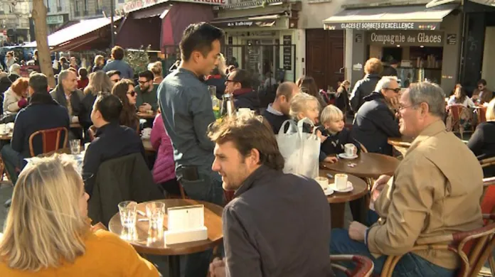 Paříž se vrací do normálního života, restaurace se plní lidmi