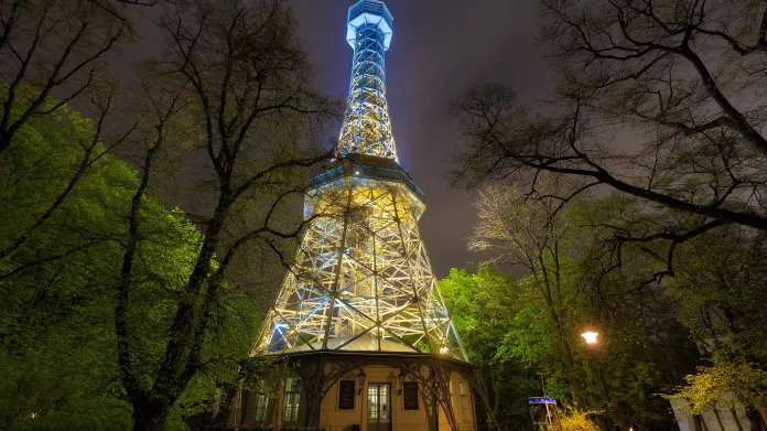 Noční pohled na Petřínskou rozhlednu dnes. Podívejte se, jak šel čas s českou Eiffelovkou za posledních 125 let.