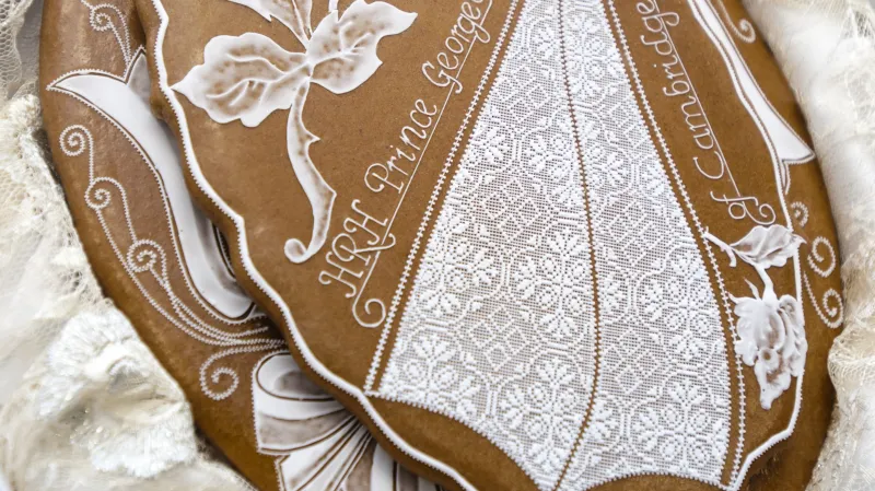 Bohatě zdobený perník pro prince George