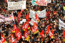 Bouře kvůli důchodové reformě ve Francii neutichá. Velké změny nečekejte, avizoval premiér