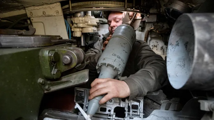 Ukrajinský voják připravuje střelu v tanku poblíž Bachmutu