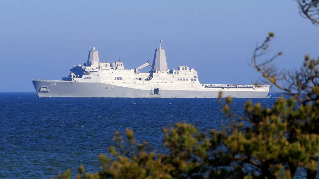 Americká výsadková loď USS Arlington