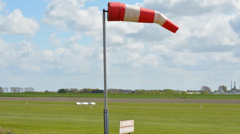 Zejména na letištích se používá větrný pytel neboli rukáv