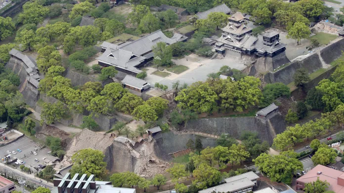 Zemětřesení poškodilo i areál hradu v Kumamoto