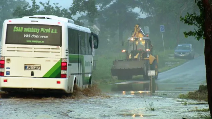 Zprávy: Plzeňskem se přehnala dešťová voda