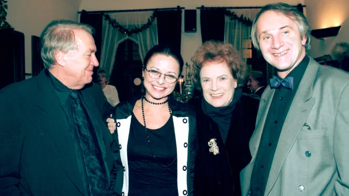 Ivan Rajmont po skončení premiéry Kyanid o páté v Divadle Kolowrat s Pavlem Kohoutem, Kateřinou Burianovou a Vlastou Chramostovou v roce 1996
