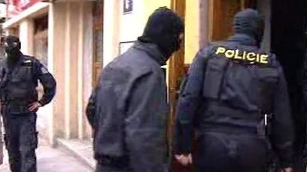 Policie při zátahu