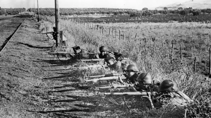 Během občanské války sloužily ve Španělsku železniční tratě i jako „přirozené“ zákopy, na dopravu nebylo ve válečných zónách ani pomyšlení.