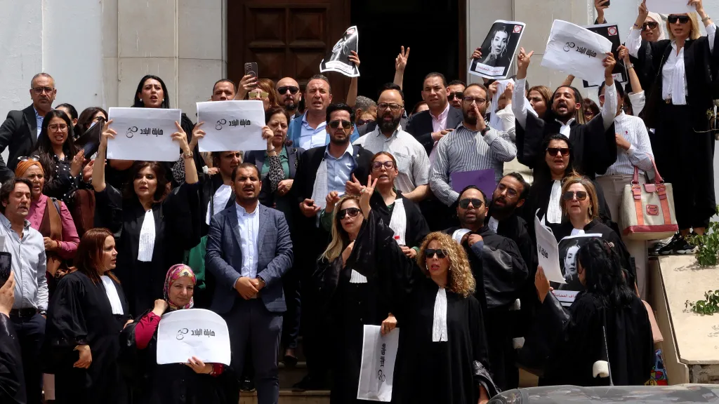 Protest u soudní budovy proti zatýkání členů tuniské opozice (květen 2024)