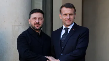 Ukrajinský prezident Volodymyr Zelenskyj a jeho francouzský protějšek Emmanuel Macron