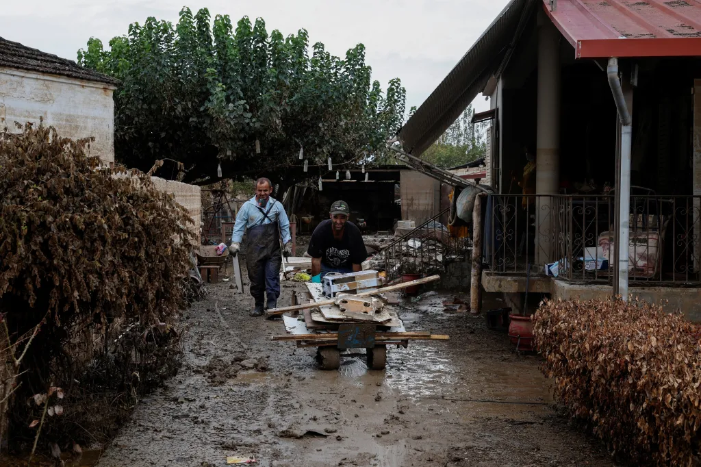Dělníci odstraňují trosky ze zatopených domů