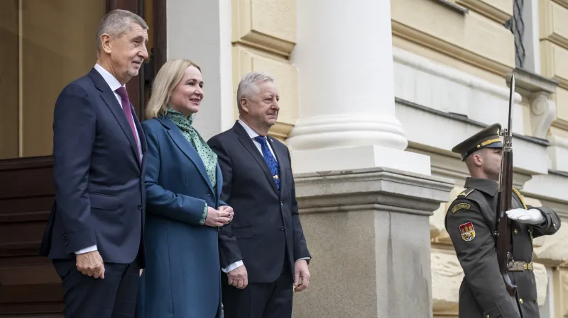 Zleva premiér Andrej Babiš (ANO), končící ministryně obrany Jana Černochová (ODS) a její nástupce Jaromír Zůna (za SPD) při uvádění nového ministra obrany do úřadu