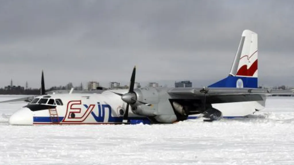 Polský letoun An-26 nouzově přistál na zamrzlém jezeře
