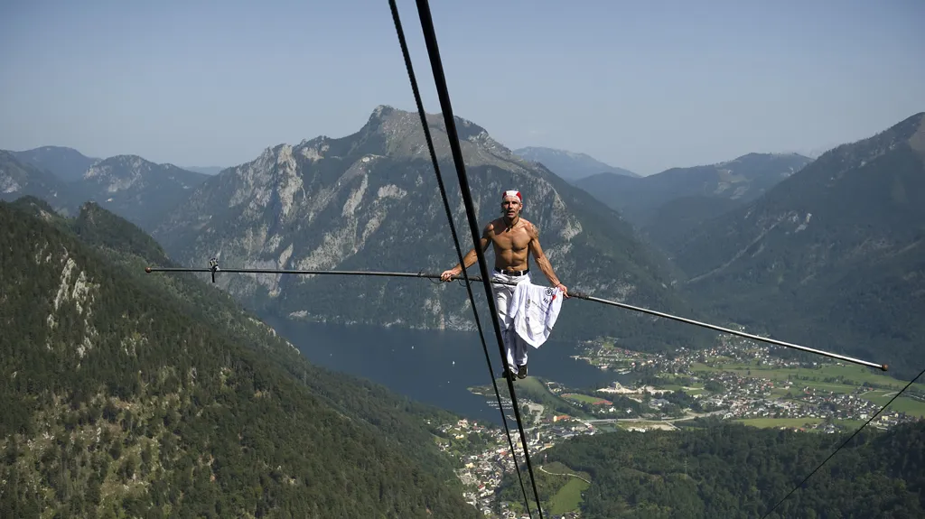 Provazochodec Freddy Nock při cestě na Feuerkogel