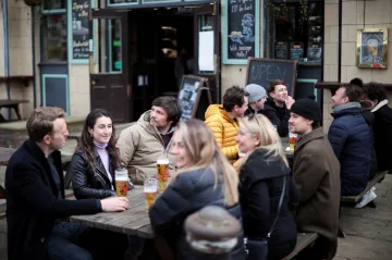 Britové se dočkali „dne svobody“. Otevřely se obchody a služby, posezení na zahrádkách restaurací kazila zima