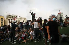 Protestující v Bejrútu zaútočili na několik ministerstev. Na útěku před demonstranty zemřel policista