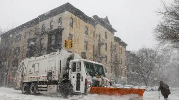 Úklid sněhu v newyorském Brooklynu