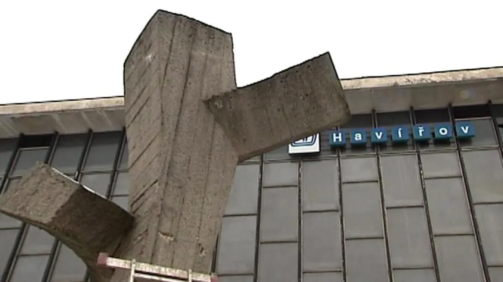 Směrník před havířovským nádražím