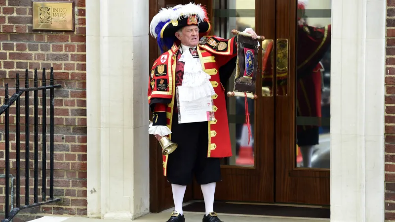 Městský vyvolávač oznamuje narození princezny