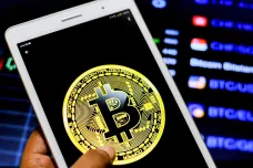 Muž se přiznal, že v obchodech s elektronikou těžil bitcoin. Žalobce teď jeho případ podmíněně zastavil
