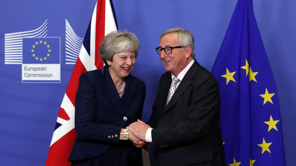 Britská premiérka Theresa Mayová a šéf Evropské komise Jean-Claude Juncker