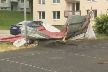 Bouřka na Zlínsku utrhla střechu paneláku