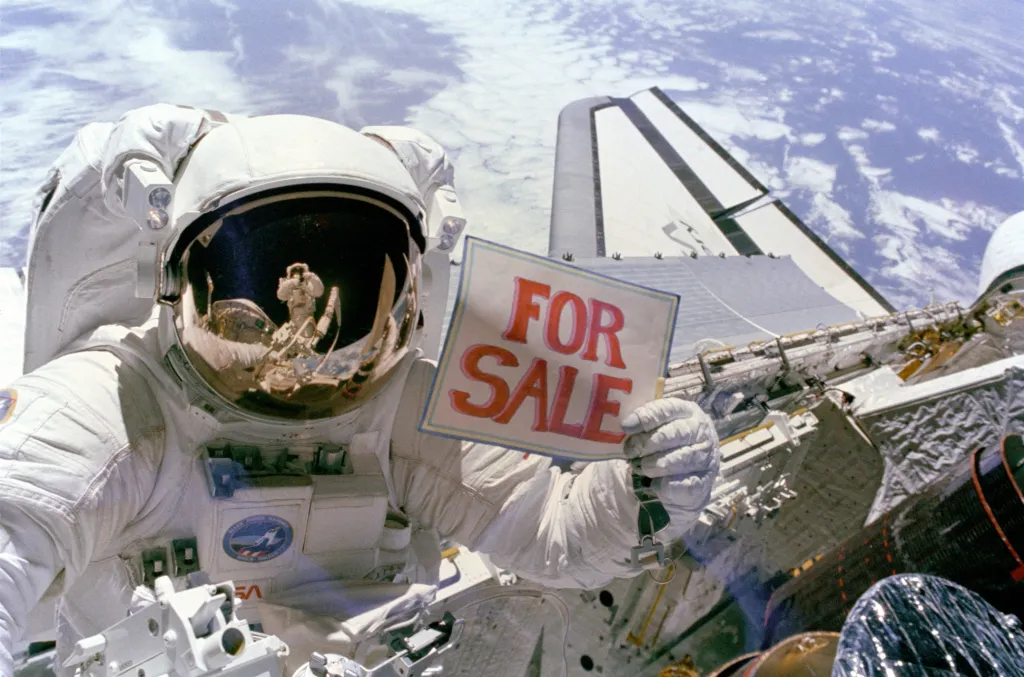 Poslední let Discovery. Snímek z 2. února 2011 ukazuje astronauta Dale Gardnera, jak nabízí s nadsázkou raketoplán k prodeji