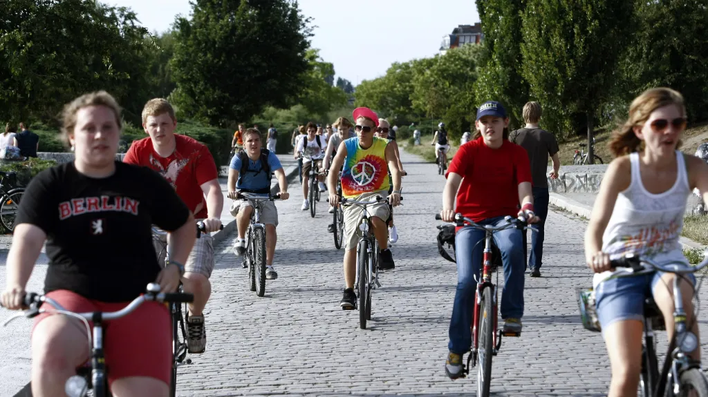 Cyklisté v Mauerparku