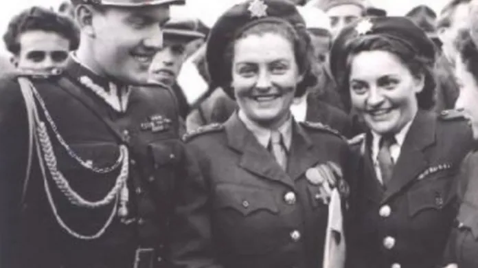 Marie Kvapilová (uprostřed) se sestrou na Dukle v roce 1944