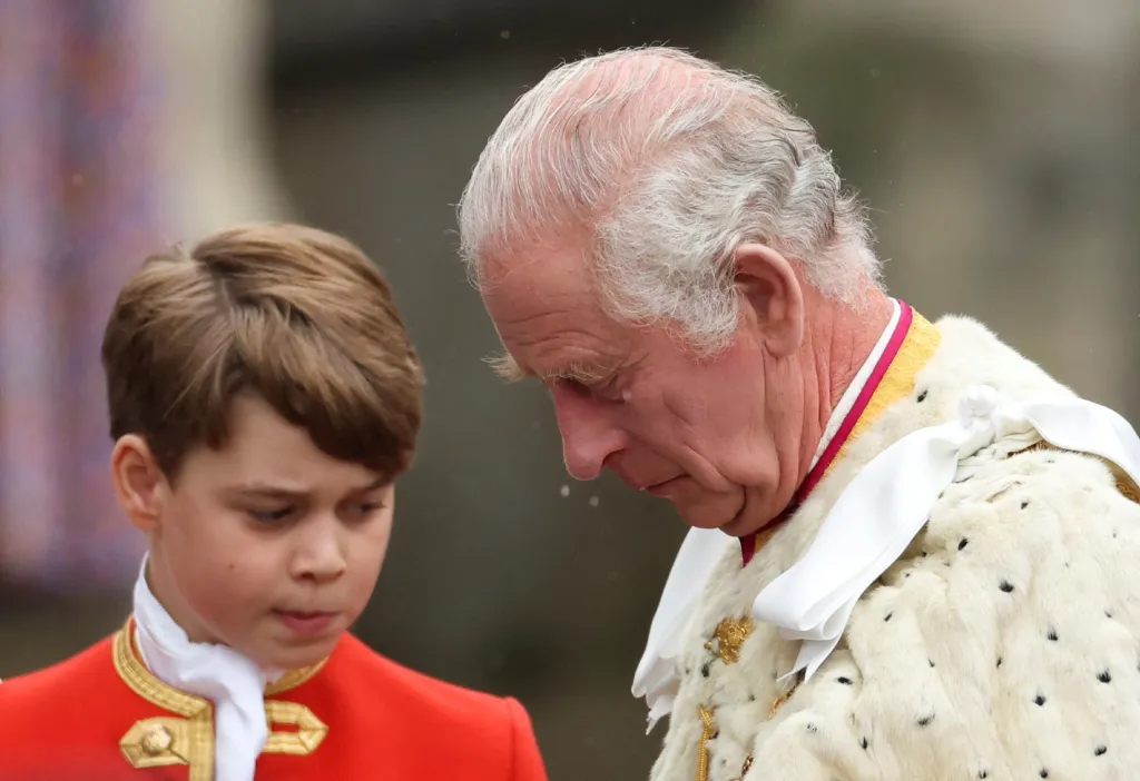 Král Karel III. s vnukem princem Georgem před Westminsterským opatstvím