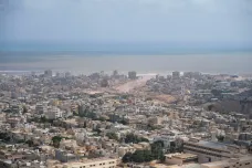 Záplavy v Libyi mají přes pět tisíc obětí. Moře vyplavuje další těla