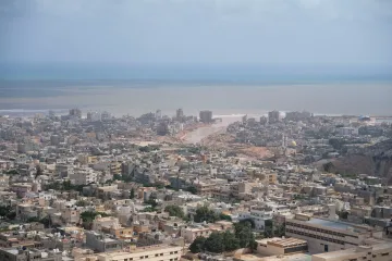 Záplavy v Libyi mají přes pět tisíc obětí. Moře vyplavuje další těla