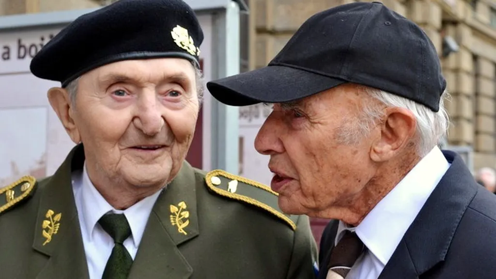 Válečný veterán Stanislav Hnělička (vlevo)