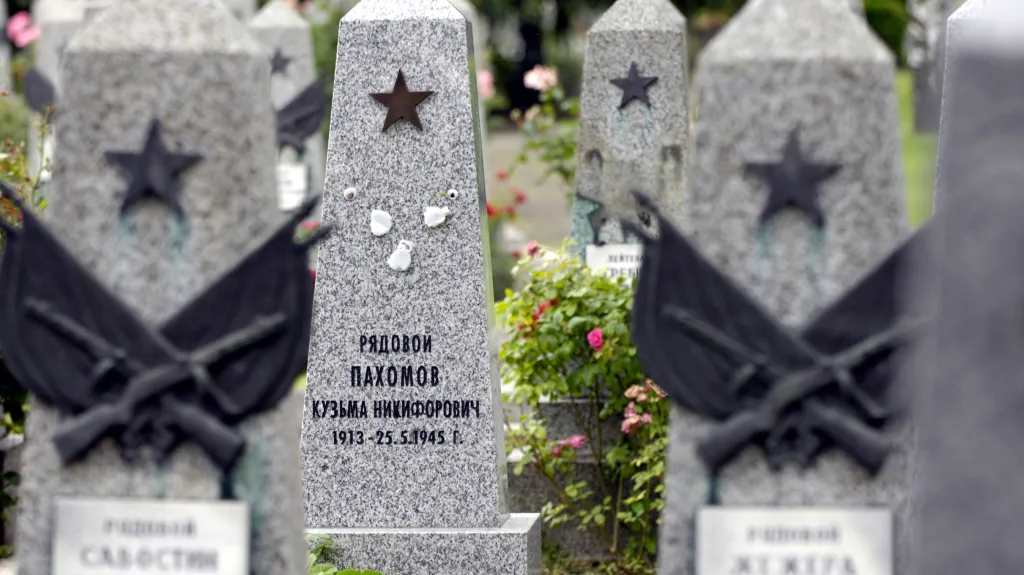 Čestné pohřebiště rudoarmějců na Olšanských hřbitovech