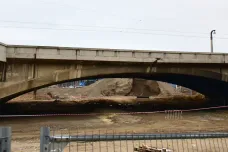 Libeňský most zůstane uzavřen několik týdnů. Podepře ho konstrukce