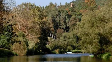 Pohled na hrad Zlenice z přístupové cesty kolem řeky Sázavy