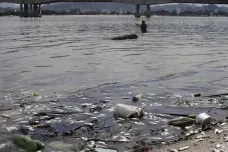 Odpad a splašky ve vodách u Ria. Olympijští sportovci se obávají nákazy