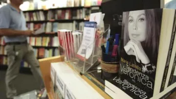 Italská knihkupectví nabízejí knihu o Berlusconiho soukromí