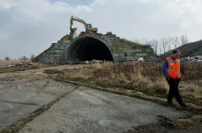 Kriminalisté obvinili pět lidí kvůli azbestu v areálu Milovice