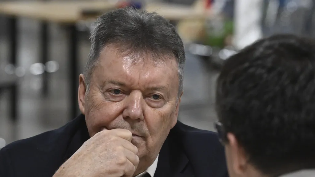 Někdejší místopředseda FAČR Roman Berbr u obvodního soudu, který začal projednávat kauzu dezinfekce fotbalových stadionů (22. dubna 2026)