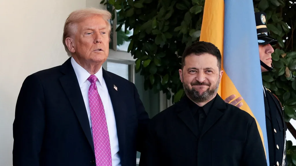 Americký prezident Donald Trump a jeho ukrajinský protějšek Volodymyr Zelenskyj na snímku ze 17. října 2025