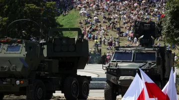 Na vojenskou přehlídku ve Varšavě se přišly podívat zástupy lidí