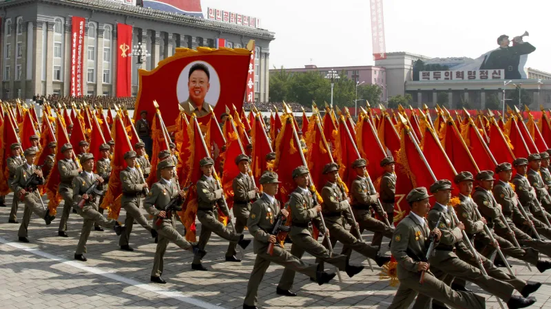 Vojenská přehlídka 65. výročí založení KLDR