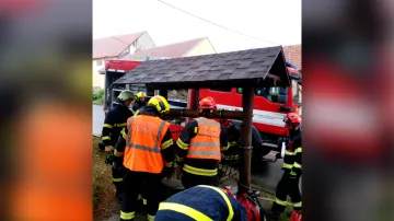 Hasiči zachránili během silných dešťů uvázlou skupinu osmi lidí v podzemní ferratě v Moravském krasu