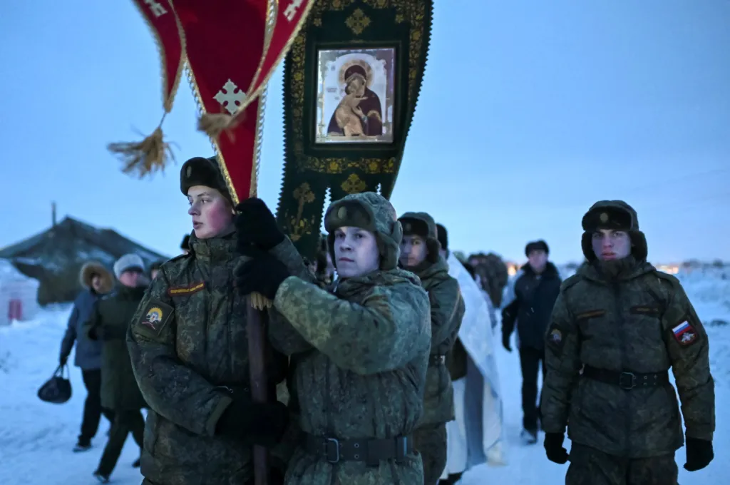 Kadeti vojenského institutu z ruského Omsku jsou součástí procesí při oslavách Zjevení Páně