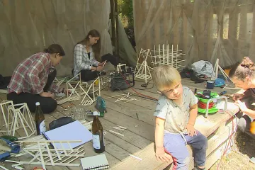 Dál od internetu, zato blíž praxi. Studenti architektury vytvářejí v zaniklé vsi křížovou cestu