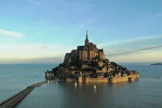 Opatství Mont-Saint-Michel začali stavět před tisíci lety. Dnes ho navštíví tři miliony lidí ročně