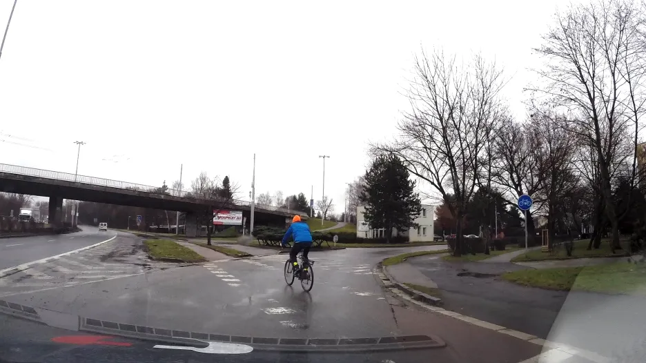 Řidič auta kříží při odbočování přejezd pro cyklisty